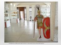 Immagine di un soldato romano del III sec. a.c. che indossa un elmo simile a quello esposto