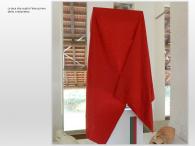 La teca che ospita l'elmo prima dello svelamento  