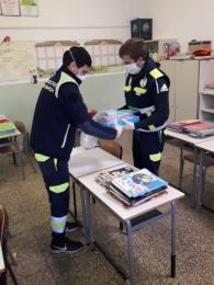 Emergenza covid19-Le operazioni, coordinate dall'Assessora all'Istruzione Debora Cremonesi, 21 volontari di Protezione Civile (tra nucleo comunale e Fratelli SEA) ; sono stati impiegati 5 mezzi per la consegna domiciliare alle famiglie;
